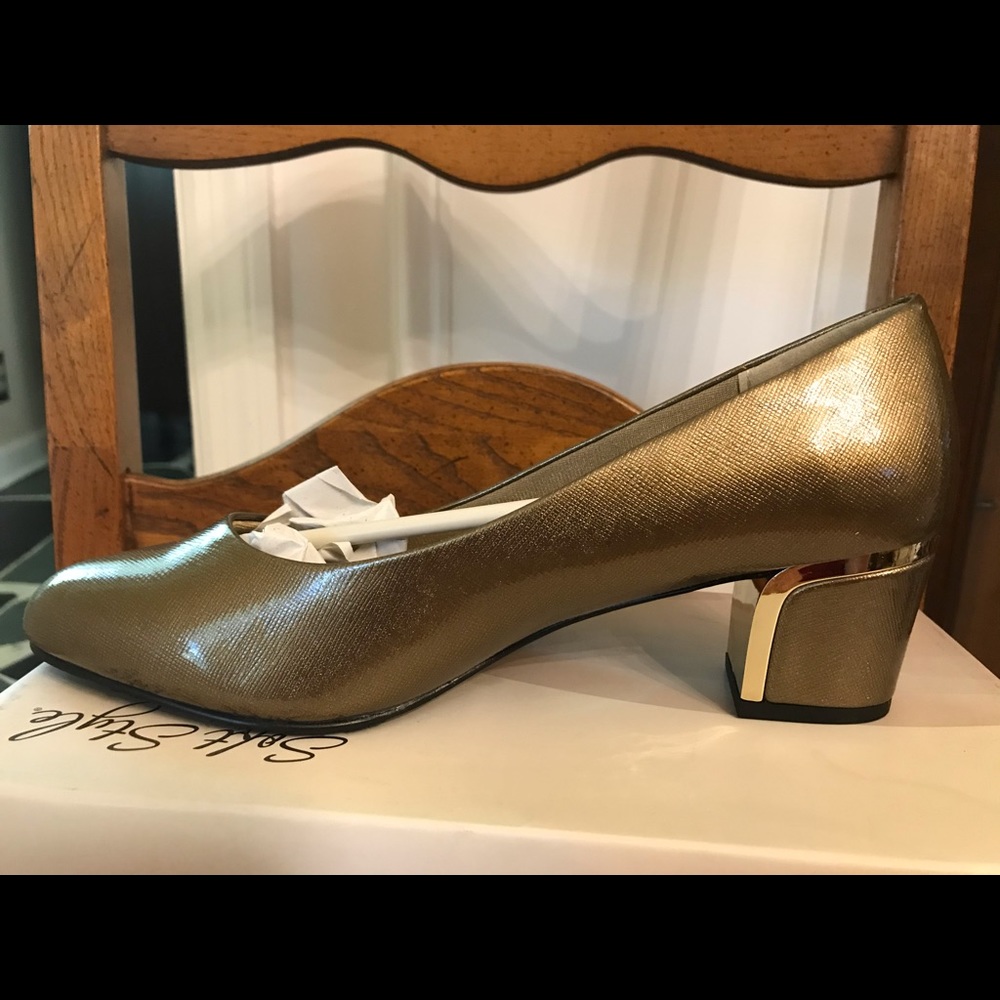 Soft Style, Deanna, gold pumps, NIB, size 9